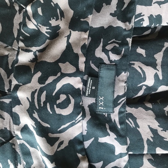 F21 Black & Gray Roses Circle Skirt - Picture 8 of 9